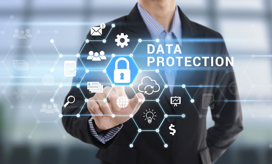 Placeholder for Data protection gegevens bescherming beveiliging man drukt op slotje