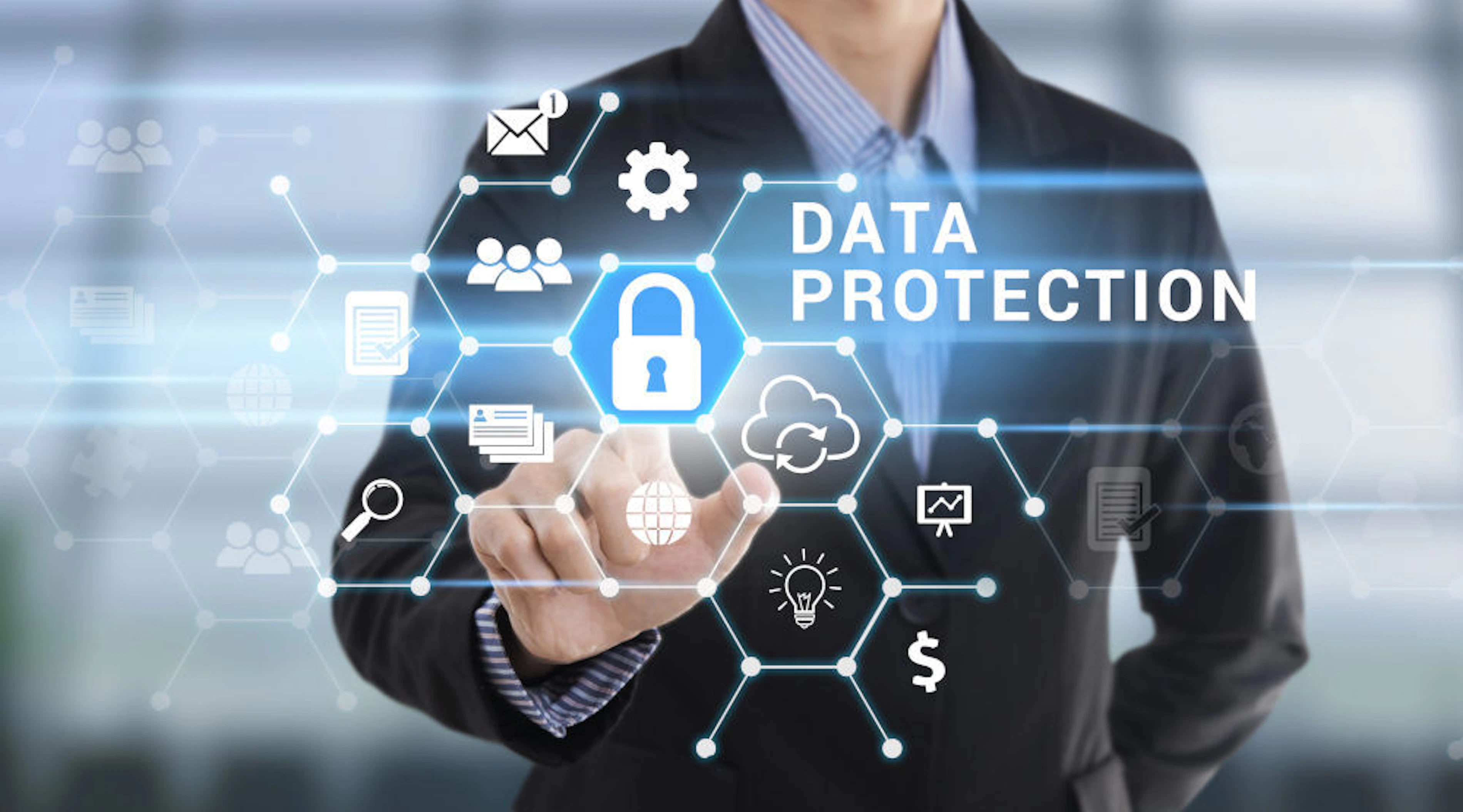 Data protection gegevens bescherming beveiliging man drukt op slotje